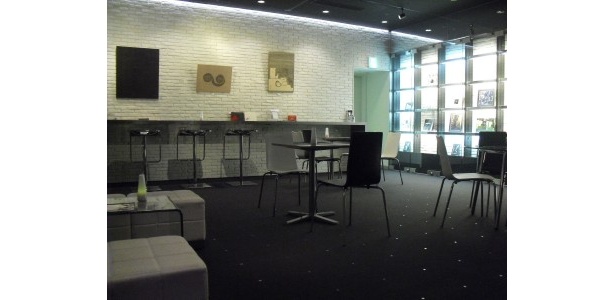 入場無料で入れるカフェスペースは、ひと休みやランチ、会社帰りの一杯に寄ってもOK
