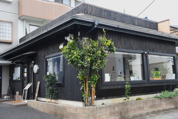 シックな外観。開店1年で遠方からも人が訪れる人気店に