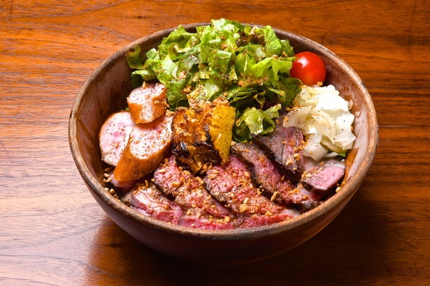 【写真を見る】肉の量とその美しさで、SNS映えも食べ応えも抜群！「クラシックビーフパレット」（1050円）