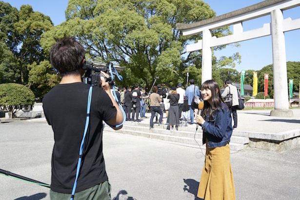 遠巻きにリポート。「声量が大きいですね」「スタッフ陣が多すぎて三人が見えません！」「毎回恒例の前乗り話が出ています」。実は実況は初めて。