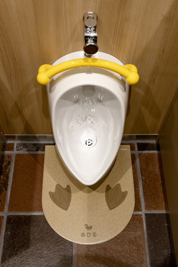 多目的トイレには、幼児用のトイレや介護用のベッドなどを完備する
