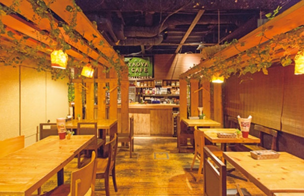 木造りの内装を野菜のオブジェやツタ・鉢植えで飾り付けした色とりどりのかわいい店内/八百屋カフェ SANNOMIYA