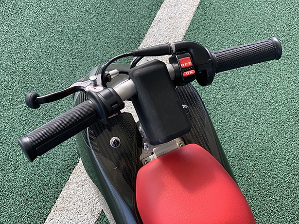 「モトファイター」試作車両のハンドル周り