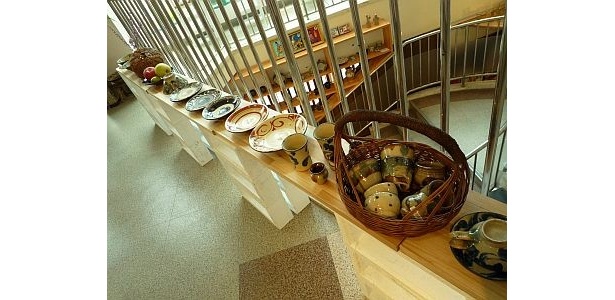 【画像】階段を上ると皿や湯のみなどの“やちむん”がお出迎え！