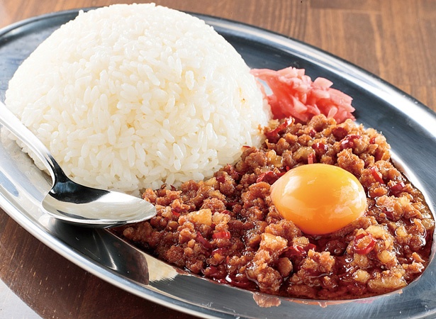 豚挽き肉と背脂がたっぷりのった、「マシライス」(750円)ご飯の量は350g、525g、700gから選べる/「立川マシマシ 9号店」
