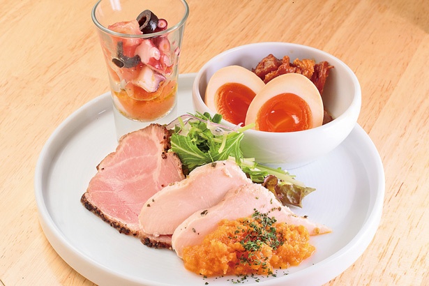 多彩なトッピングを少しずつ楽しめる、「ぜいたく盛り」(+490円)/「麺家 獅子丸」
