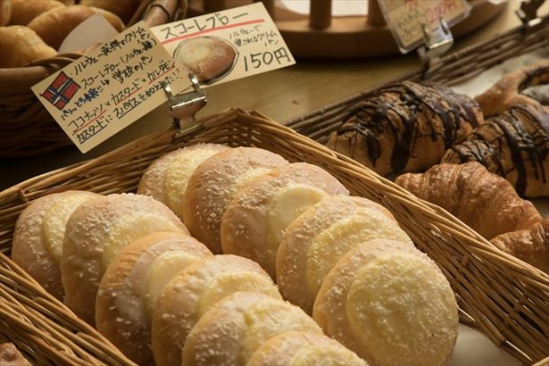 「Boulangerie Towaie」で提供。北欧ノルウェー発祥の菓子パン「スコーレブロー」