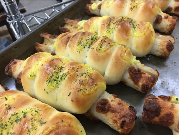 「天然酵母のパン・シフォンケーキ コボコボドライブイン」の「東京まるごとチクワぱん」