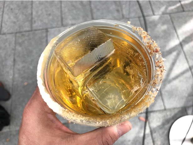 ジョニーハイボール(大阪スタイル)のグラスのふちの部分。左周りからバナナ、ジンジャー、鰹節がついている