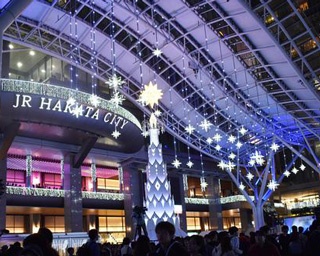 絢香の歌声が夜空に響き渡る！博多駅イルミネーション「光の街・博多」点灯式が開催！