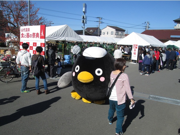 【写真を見る】無口でおっとりさんの「すぱクロくん」が出迎えてくれる