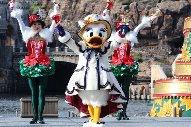 「Jingle Bells」が流れる中、赤とゴールドのベルを手にデイジーダックが登場