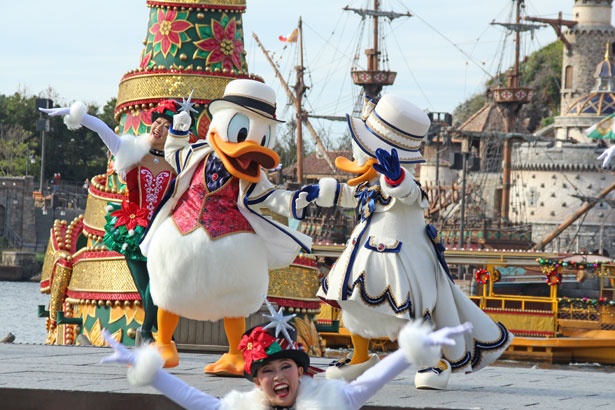 仲良く手を取り合って踊るドナルドダックとデイジーダック
