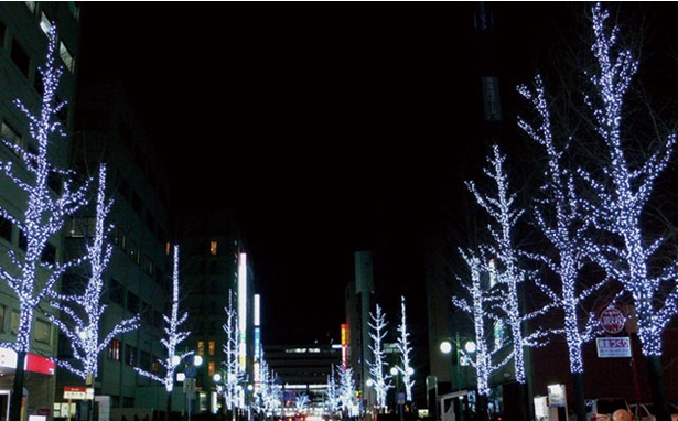 筑紫口中央通り / 博多駅筑紫口交差点から東に約200mにわたり、白く輝くLEDライトによって彩られる