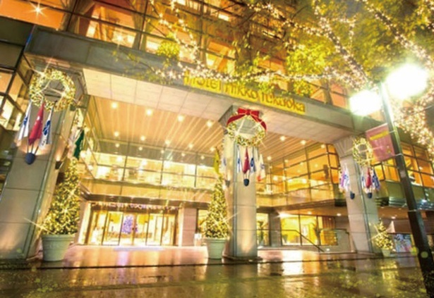 ホテル日航福岡 / 大博通りに面したホテル正面玄関は、シャンパンゴールド色のLEDや真っ赤なリボン装飾で、訪れる人を温かく出迎える