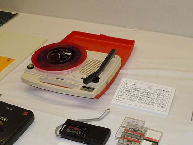 【写真を見る】昭和30年代、40年代に流行した録音機の展示も