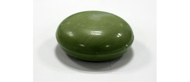 この緑色石けんには、無農薬茶葉が入っている