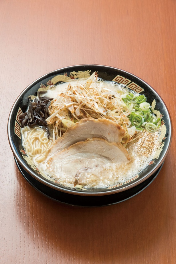 虎乃神 / 「ネギこってりラーメン」(930円)。20時間炊き込んだ、豚骨100%の味わい深い濃厚スープ