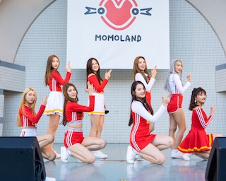 MOMOLAND 日本2ndシングル「BAAM」の発売イベン トに3000人のファンが集結！