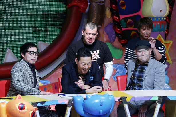 今田耕司、東野幸治、千原兄弟、野性爆弾、角谷暁子アナが司会を務める