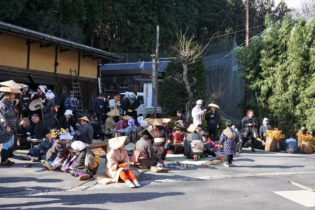 江戸時代の人々に扮した参加者たち