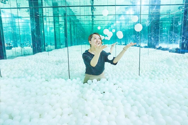 子どもも大人も楽しめる、雪にみたてたフォトジェニックなボールプール 