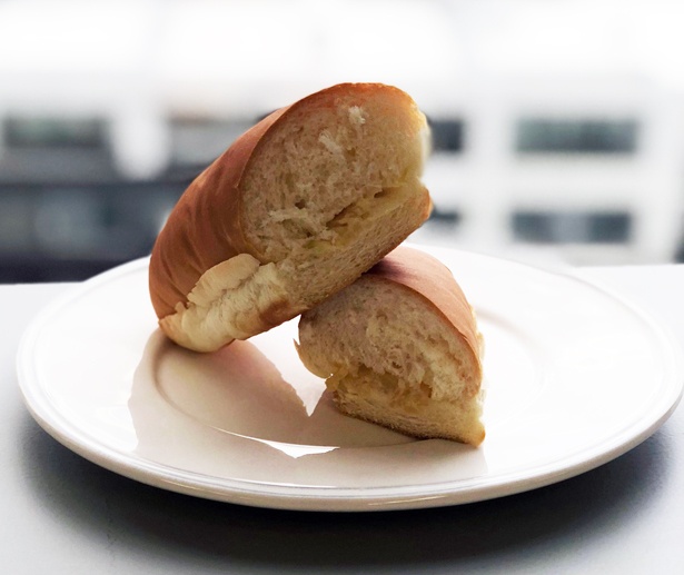 【写真を見る】刻みタクアンとマヨネーズをパンにはさんだ「サラダパン」。編集部で美味しくいただきました！