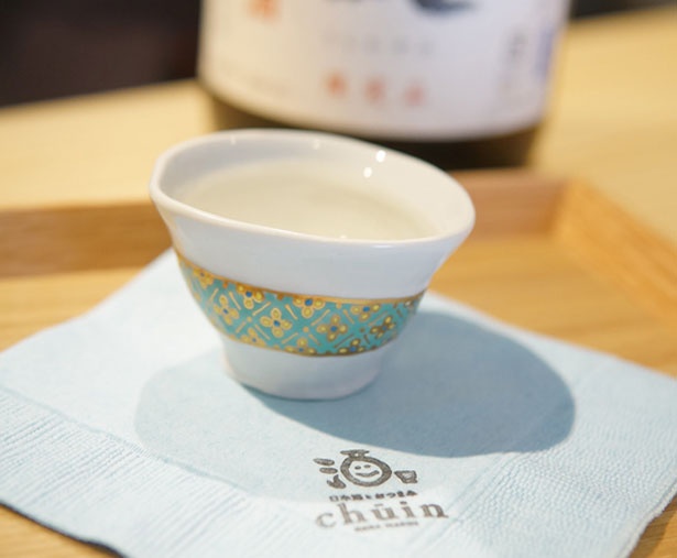 おちょこ1杯(300円、Sサイズ)/日本酒とおつまみ chuin