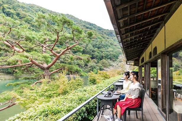【写真を見る】四季によって移ろう嵐山の景色や保津川、渡月橋を一望できる、大人気のテラス席/茶寮 八翠