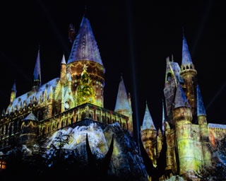 【USJ】編集部がリアルに涙！ホグワーツ城に“最大の魔法”がかかった！ 「クリスマスの夜イベント」完全レポート