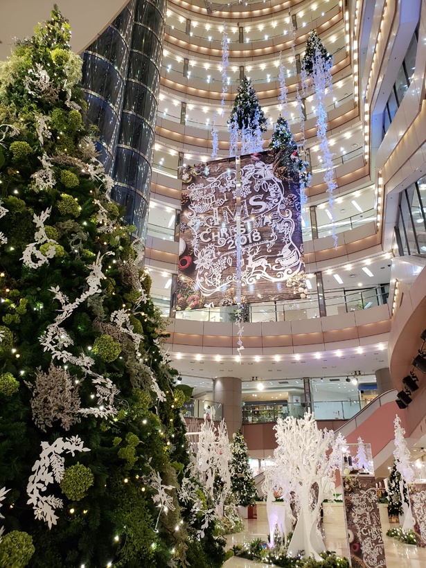 クリスマスツリーなどが装飾された会場の様子