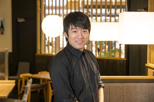 「SAKE DIPROM」の鶴田俊太郎さん。日本酒の歴史から醸造方法、生産地の特徴、料理との相性など、利き酒師より難関な試験を突破したエキスパート