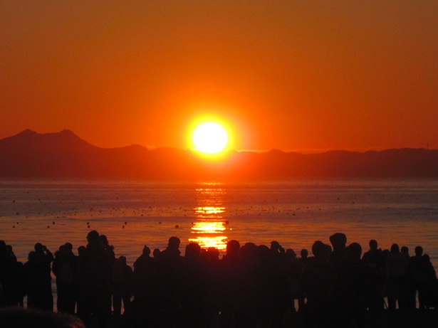 三浦海岸の初日の出は、陣屋汁の振る舞いや、陣屋太鼓の演奏、ミカン投げ、抽選会などイベント多数で楽しい