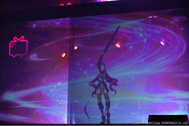 華麗なダンスをくり広げる、CGで描かれたキャラクターたちも話題に！