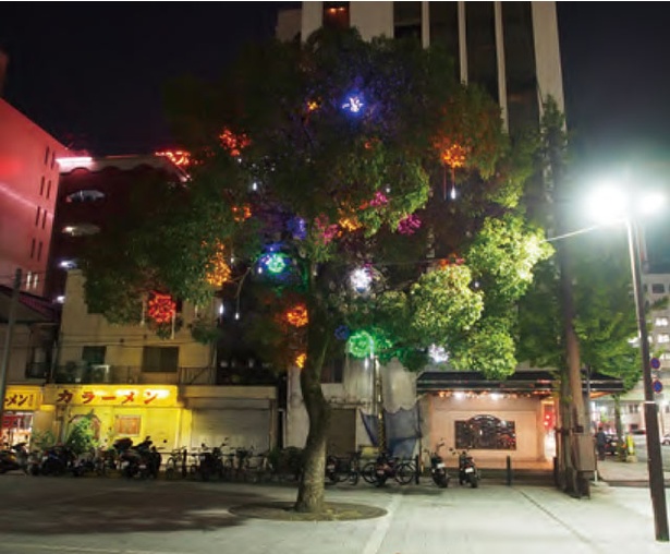 堺町公園 / 小倉駅エリアの注目スポット。公園の街路樹に装飾を施した華やかなイルミを観賞できる