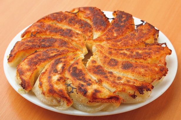 「ホルモン焼餃子 赤(ニンニク有)(12個)」(750円)/刈谷餃子工房 つづみや