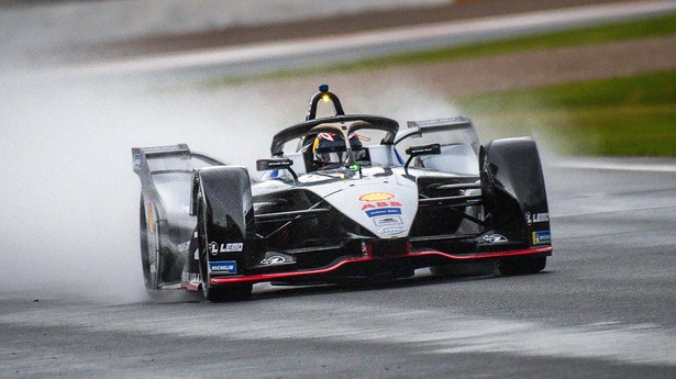 フォーミュラーEのレーシングカーが走行！これは必見だ