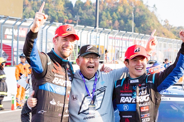 SUPER GTのGT500クラスチャンピオンを決めたジェンソン・バトン選手(左)、高橋国光総監督(中央)、山本尚喜選手GT50