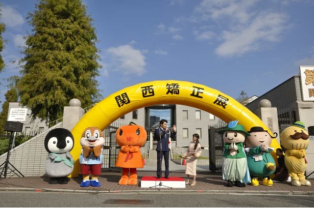 オープニングセレモニーは大阪刑務所表門前で行われた。大阪府のマスコットのもずやんや堺市のザビエコといったキャラクターたちも集合し、花を添えた
