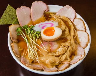 これは5分で売切れも納得！ 肉盛り盛りの白河ラーメンに大興奮！ 福島「麺屋 雅宗」