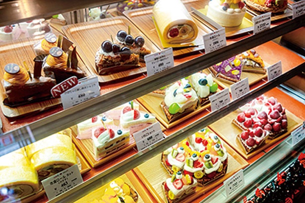 【写真を見る】ショーケースには美しいケーキがズラリ/ARROW TREE 京都三条店