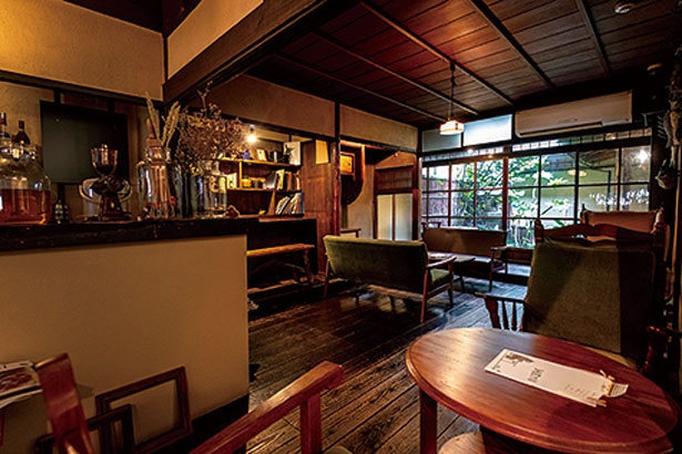 アンティーク家具がセンスよく配置された店内/cafe marble 仏光寺店