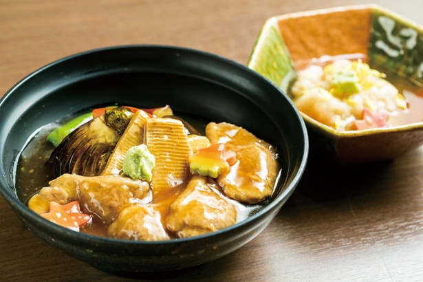 ｢鴨の治部煮(左)｣(920円)・｢加賀蓮根はす蒸し(右)｣(580円)/「鮮彩えにし」