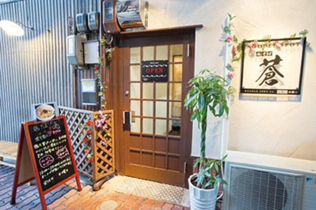 茶色い扉と立て看板が目印/「鶏そば 蒼」