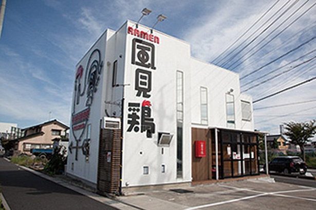 壁に大きく描かれた鶏が目印/「RAMEN 風見鶏 稲沢本店」