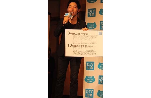 中田の将来の理想は…報道陣にも見えないような小さい文字で、政治や経済のことをみっちり書いて、笑いをとった
