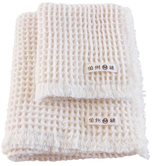 鳥取県の特産品「伯州綿」を使用した「ワッフルタオル」。ワッフルを思わせる大きな凸凹が特徴