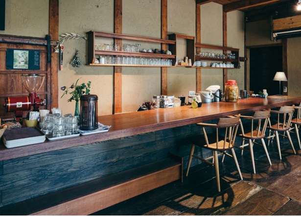 伊都安蔵里 / 穀物倉庫を改造したカフェでは糸島の自家焙煎コーヒー店の「ペタニコーヒー」との特注ブレンドを提供