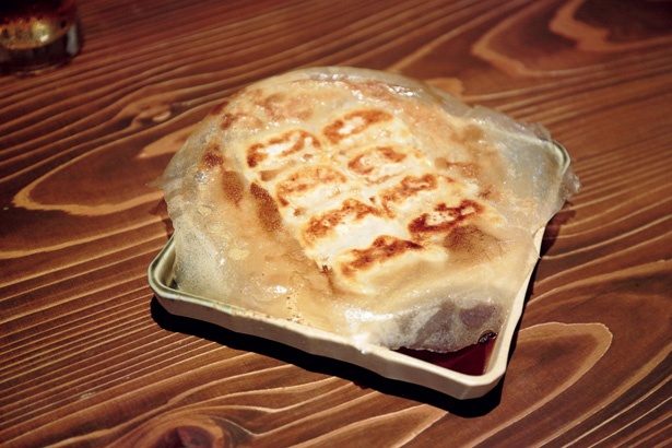 【写真を見る】「博多羽つき 一口餃子」(8個572円)は、ほとんどの客が注文するという人気ぶり/「博多串焼き まる」