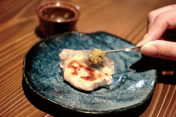 博多では、餃子に柚子胡椒を付けて食べるのが鉄板/「博多串焼き まる」